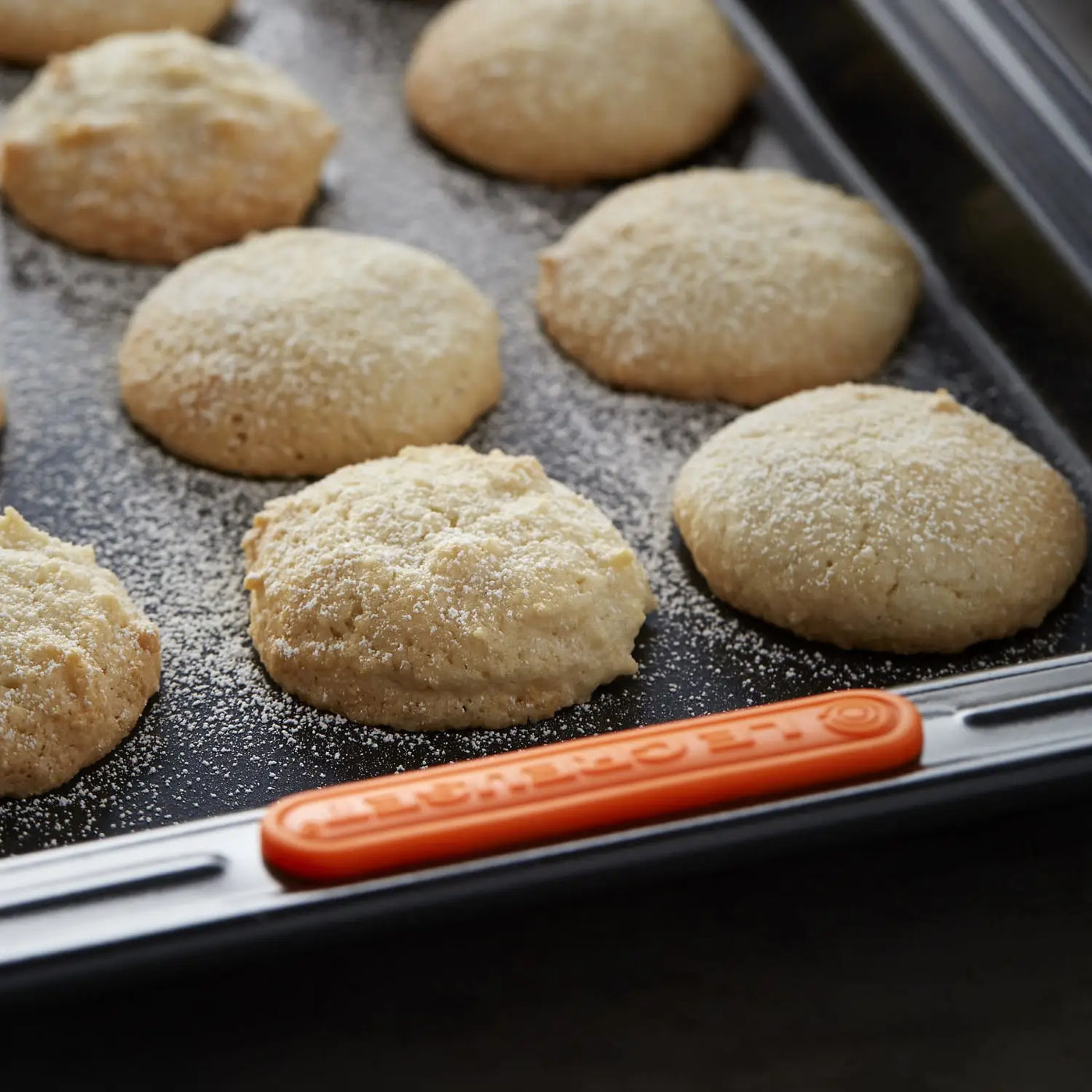 Le Creuset Toughened Non-Stick Baking Tray with biscuits