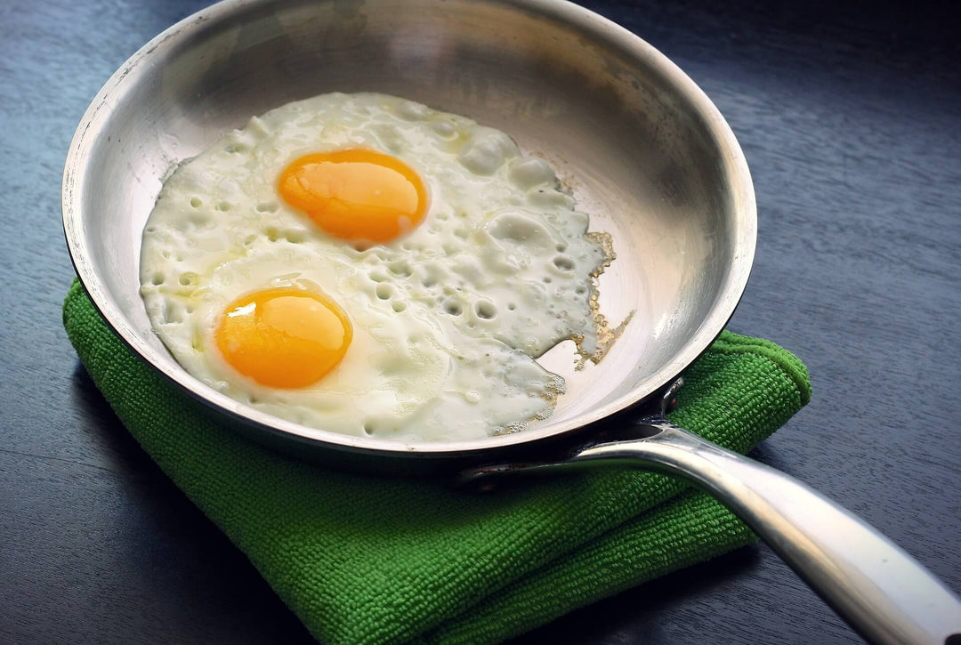 Cooking eggs in stainless steel pan