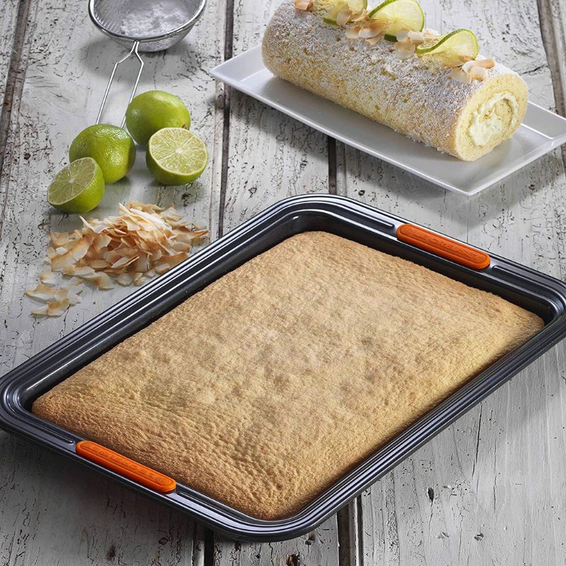 Le Creuset Swiss Roll Tray 33cm – Art of Living Cookshop